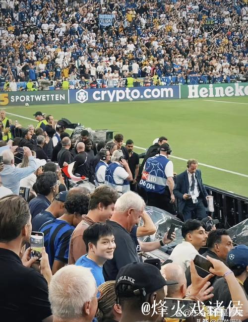 巴萨球迷高呼“阿隆索留下”,诺坎普胜局中展现嘲讽 巴萨球迷高呼“阿隆索留下”,诺坎普胜局中展现嘲讽