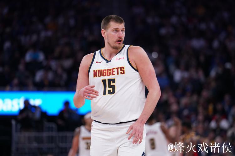 阿门持球突破,腾空越过约基奇上篮命中并造成犯规。 阿门持球突破,腾空越过约基奇上篮命中并造成犯规。