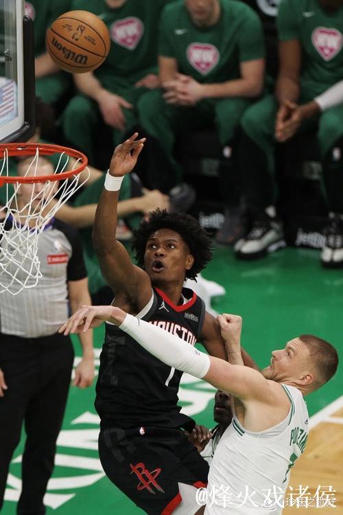 阿门持球突破,腾空越过约基奇上篮命中并造成犯规。 阿门持球突破,腾空越过约基奇上篮命中并造成犯规。